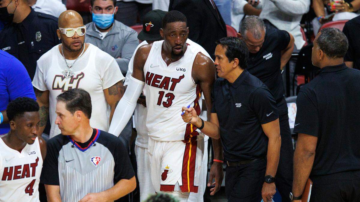 El entrenador del Heat, Erik Spoelstra, habla con el centro Bam Adebayo (13) durante el último cuarto del Juego 7 de las finales de la Conferencia Este contra los Celtics de Boston, el 29 de mayo de 2022 en Miami.