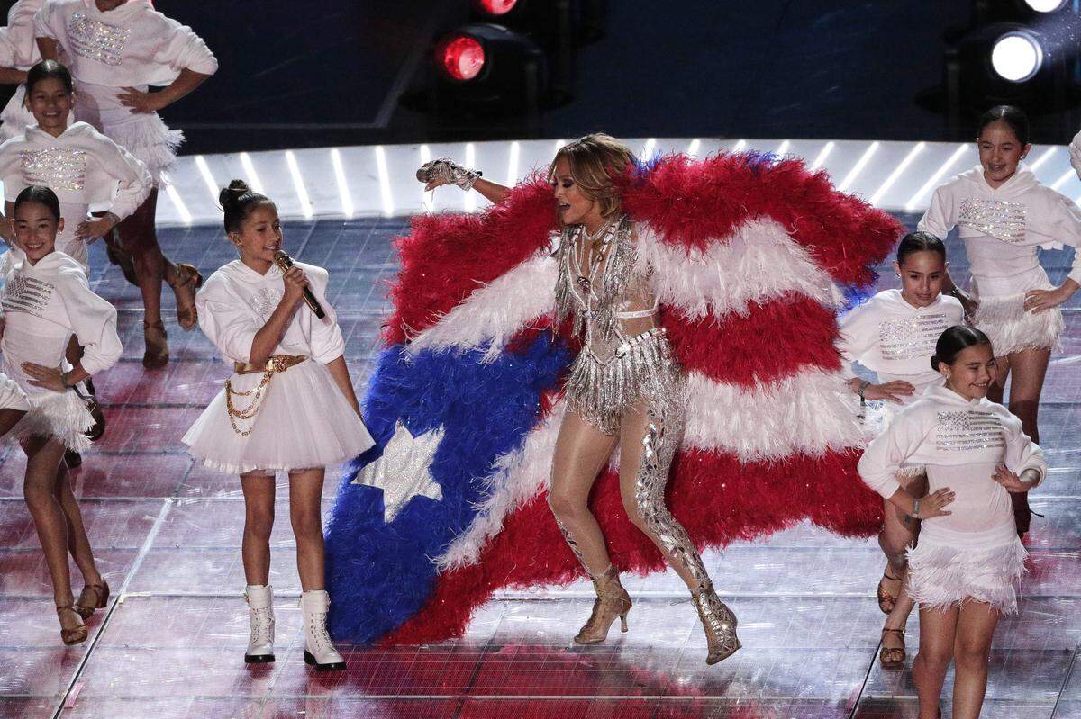 Jennifer López y su hija Emme Maribel Muñiz en una presentación durante el intermedio del Super Bowl 54 en Miami Gardens el 2 de febrero de 2020.