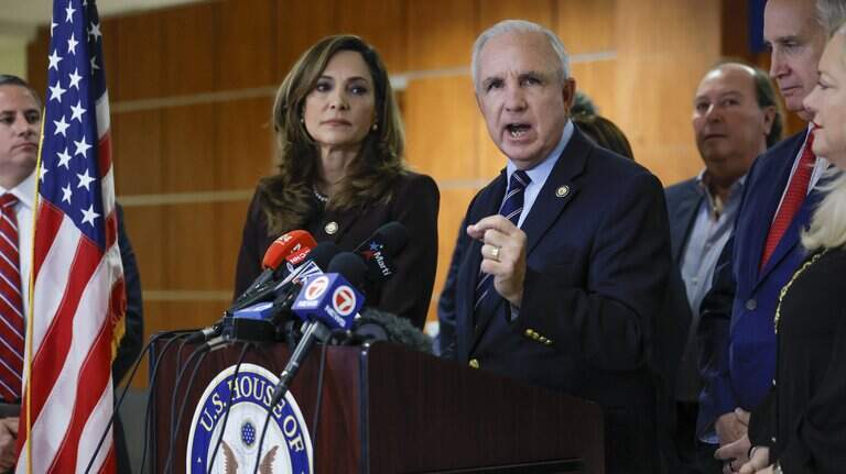 Congresistas republicanos de Miami caminan sobre la cuerda floja respecto a Trump, las redadas de ICE y una economía en declive