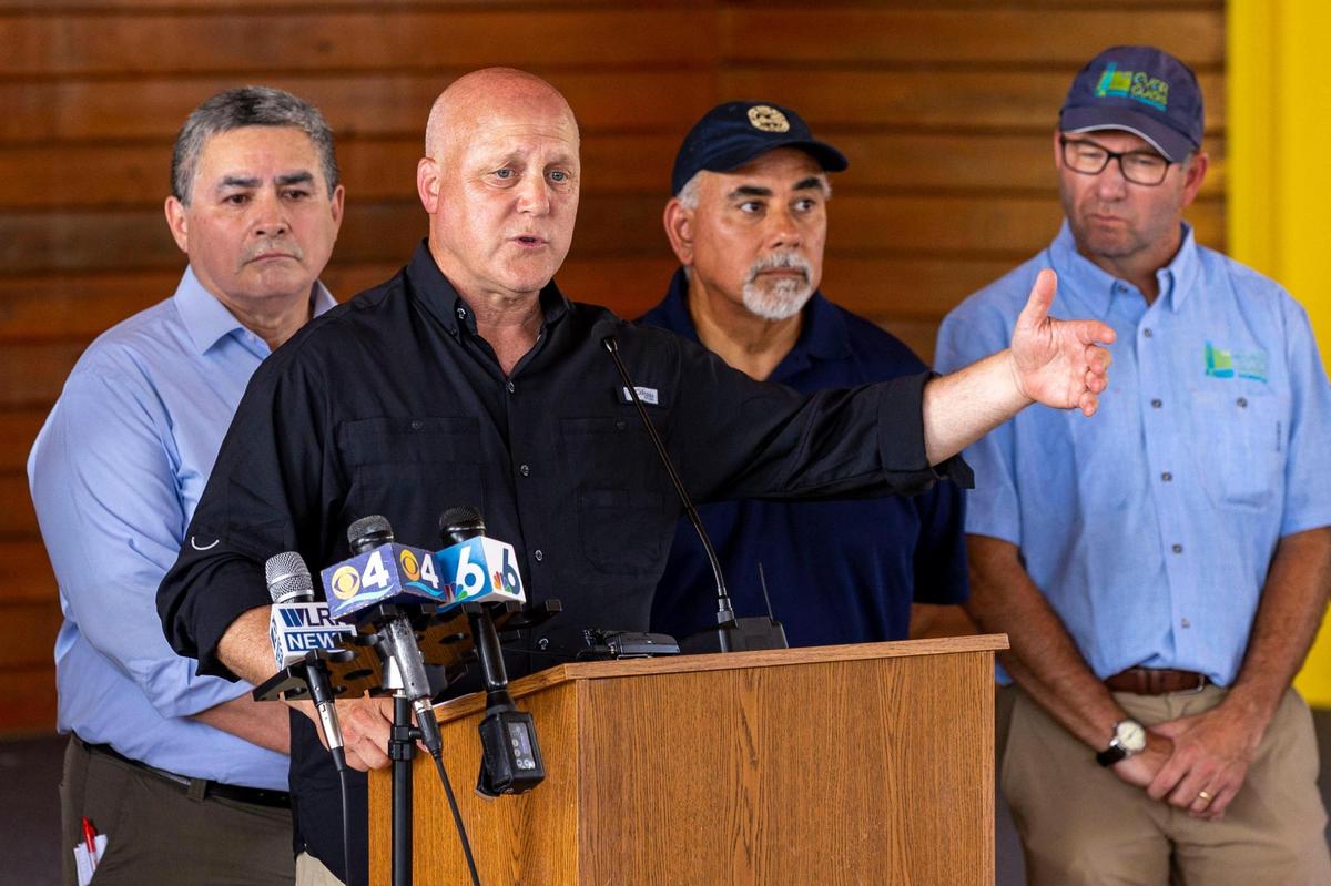 Mitch Landrieu, asesor principal de la Casa Blanca, habla con la prensa y otras personas sobre los esfuerzos de restauración de los Everglades bajo la administración de Biden.