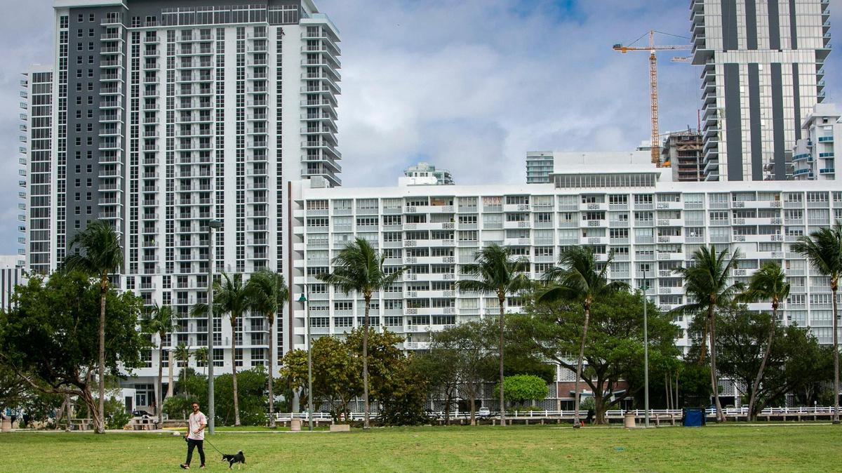 Las rescisiones de condominios en el sur de la Florida aumentaron en 2023, y se esperan más. Arriba: El edificio de condominios Biscayne 21 se ubica en la distancia (centro). Two Roads Development se hizo con el control del edificio de Edgewater tras comprar la mayoría de las residencias.