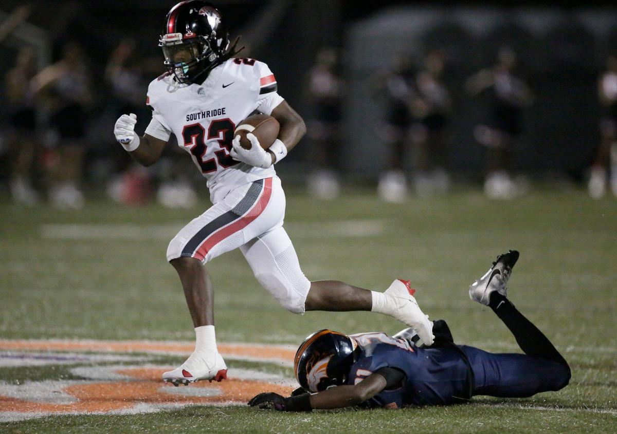 Southridge Spartans running back William Williams (23) carries the ball against Homestead Broncos during football game on Friday, September 27, 2024 at Harris Field Park in Homestead. Andrew Uloza / for Miami Herald