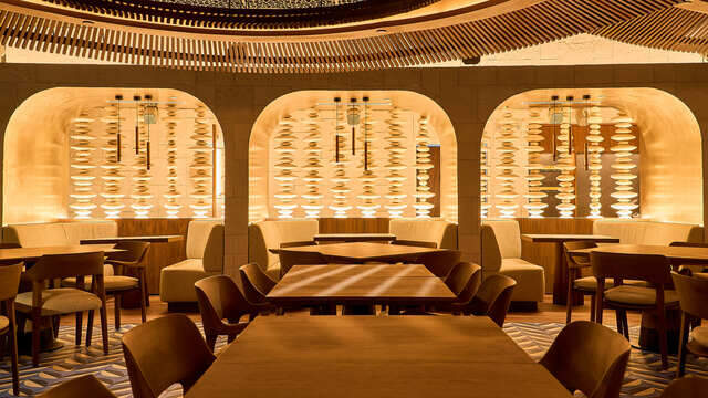 inside1.jpg El nuevo restaurante tiene más de 10,000 pies cuadrados y espacio para más de 330 comensales en sus áreas interiores y exteriores
