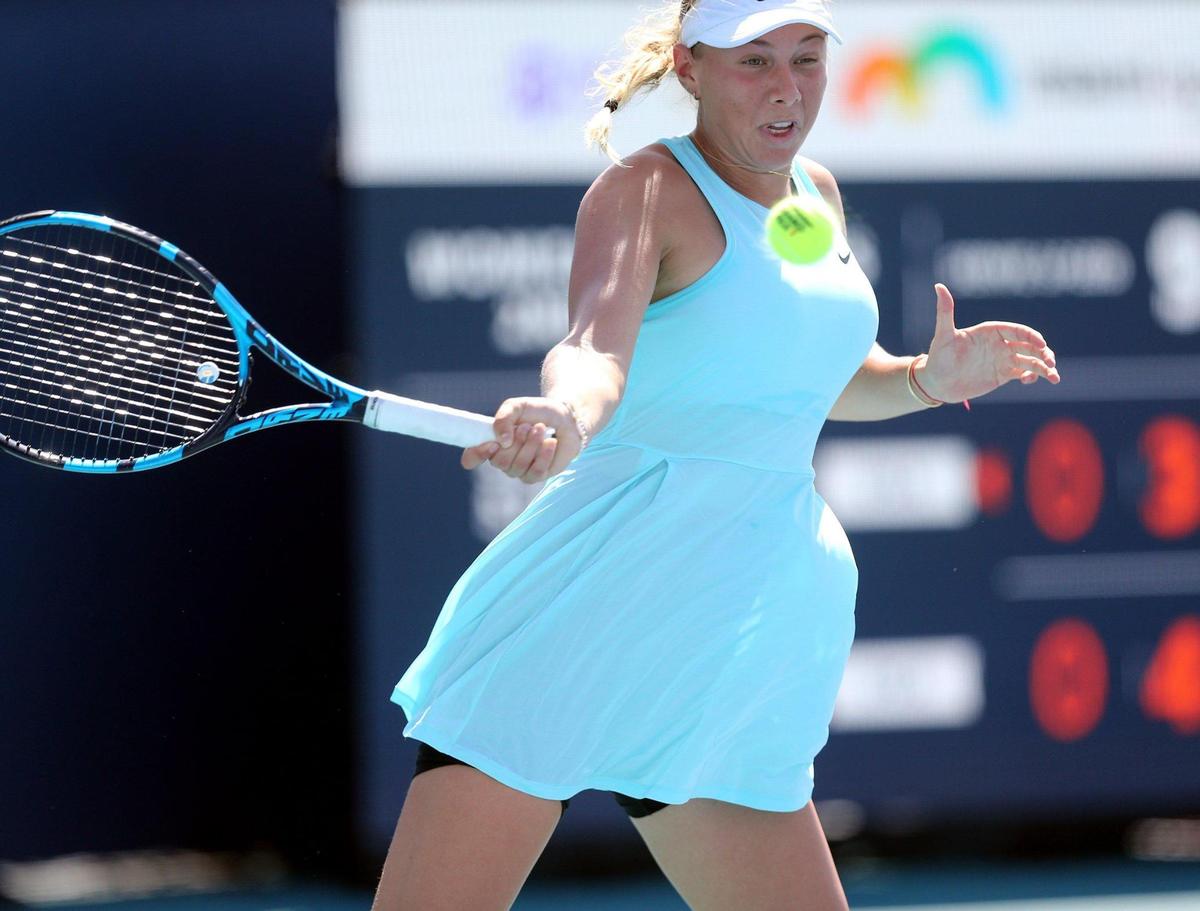 Amanda Anisimova (USA) defeats Sloane Stephens (USA) in the 2021 Miami Open at Hard Rock Stadium in Miami Gardens, Florida, Friday, March 26, 2021.