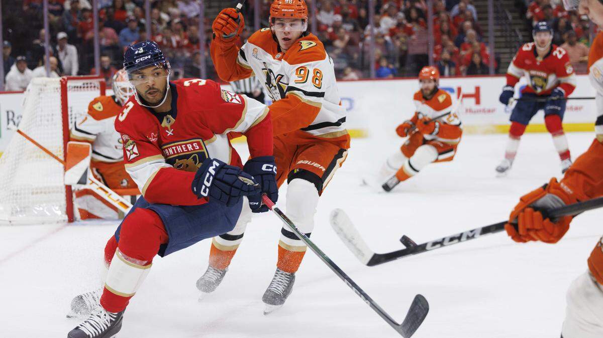Florida Panthers defenseman Seth Jones (3) looks at the puck during the first period of a game against the Anaheim Ducks on Tuesday, Oct. 28, 2025, at Amerant Bank Arena in Sunrise, Fla.