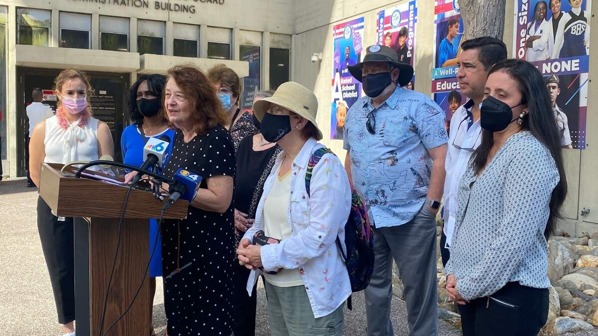 Un grupo de padres y educadores de las escuelas públicas de Miami-Dade se reunieron el viernes en la sede del distrito para condenar la legislación que quitaría $72 millones a las escuelas. El gobernador DeSantis y la Cámara de Representantes de la Florida están presionando para que se retiren $200 millones a varios distritos que desafiaron su orden de prohibir las mascarillas en las escuelas públicas.