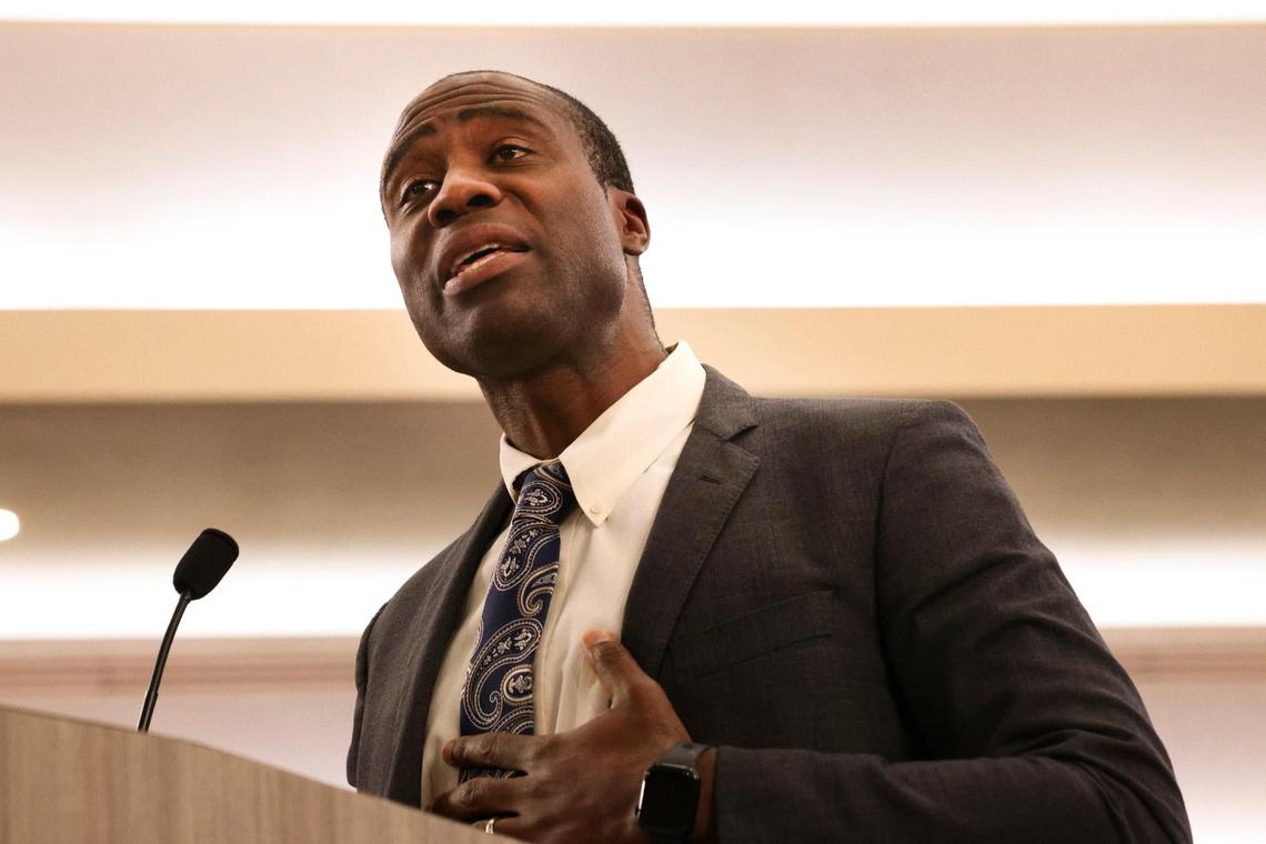 El Secretario de Salud de Florida, Joseph A. Ladapo, habla durante la reunión de la Comisión del Condado de Miami-Dade el martes 1 de abril de 2025, en el Centro Gubernamental Stephen P. Clark, en el downtown de Miami.