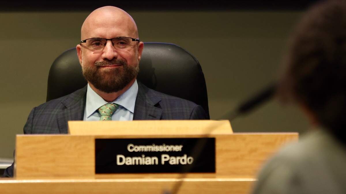 El comisionado miamense Damian Pardo en una reunión de la Comisión municipal el 11 de diciembre de 2023.