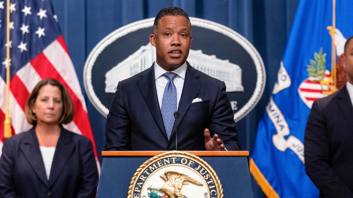 El subsecretario de Justicia Kenneth A. Polite Jr. habla junto a la secretaria de Justicia adjunta Lisa Monaco, a la izquierda, mientras anuncia la acción  legal internacional sobre criptomonedas contra Bitzlato y el arresto del fundador de la compañía, el ruso Anatoly Legkodymov, durante una conferencia de prensa en el Departamento de Justicia, el 18 de enero de 2023, en Washington. (Foto AP/Nathan Howard