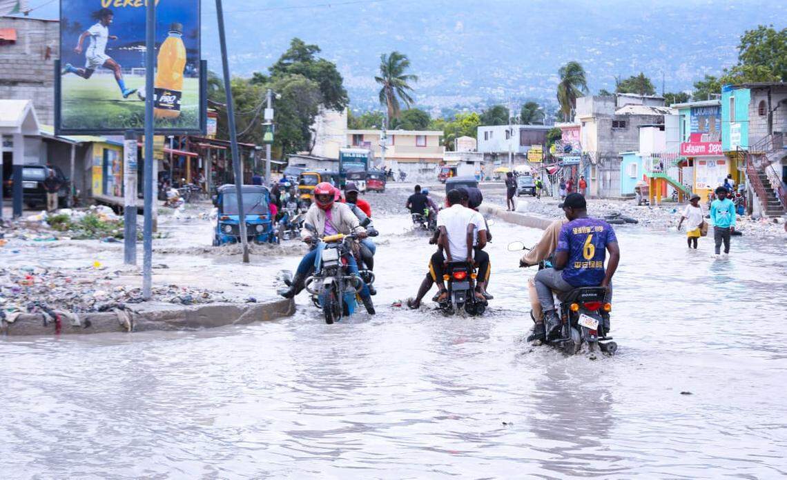 Heavy rain lashed the commune of Tabarre on the outskirts of Haiti’s capital on Tuesday, April 21, 2026 as armed gangs continue to clash. Several streets were submerged, which made traffic difficult and disrupted residents’ daily activities.