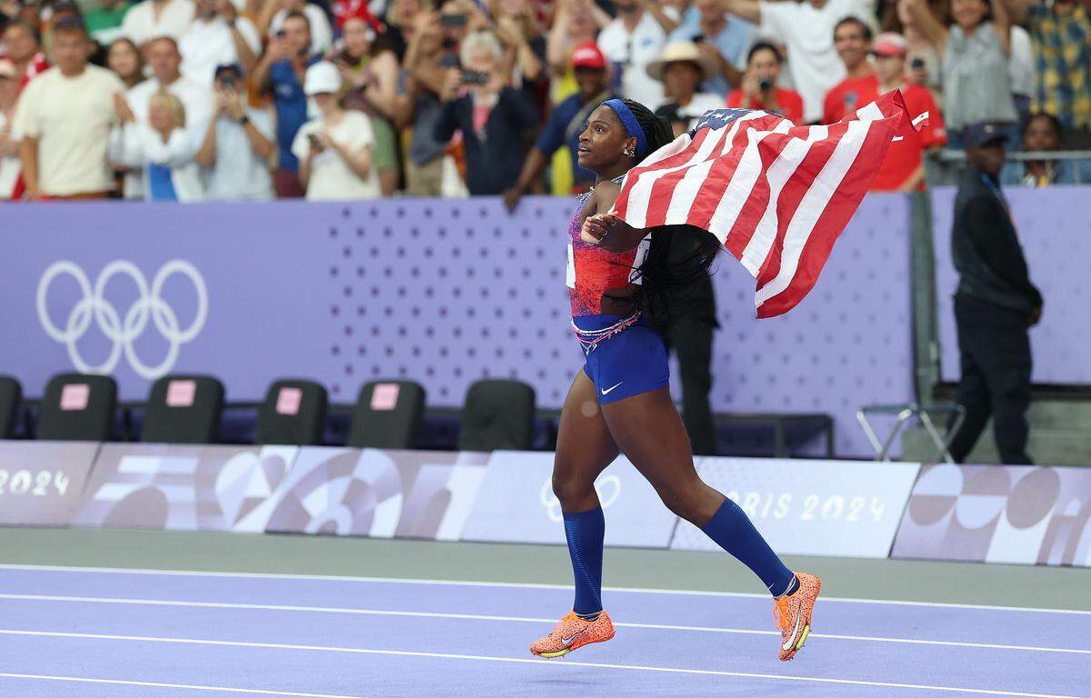 (240809) -- PARIS, Aug. 9, 2024 (Xinhua) -- Twanisha Terry of Team USA celebrates after winning the gold medal in the women’s 4X100m relay final at the Paris 2024 Olympic Games, Aug. 9, 2024. (Xinhua/Li Ming) (Photo by Xinhua/Sipa USA)