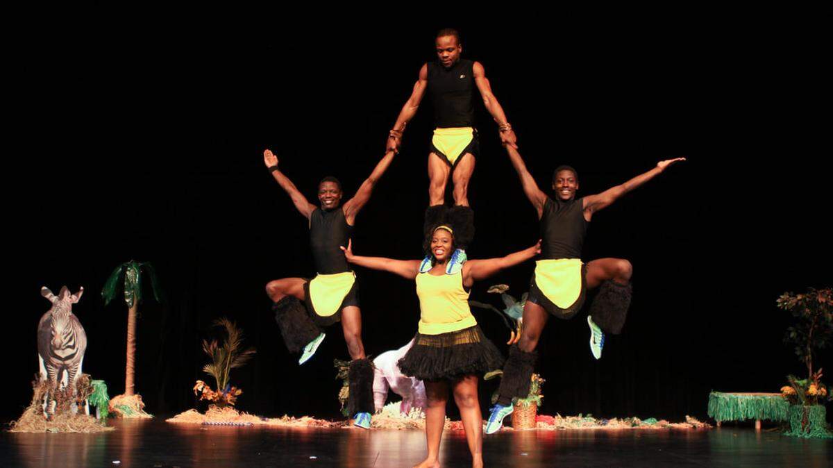 Actuación de Kenya Safari Acrobats. La propietaria del grupo itinerante, Karen Makange, pasó apuros para que le condonaran el préstamo PPP.