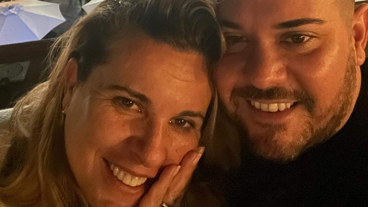 Yolanda López (izquierda) presentó una demanda de derechos civiles en un tribunal federal contra Opa-locka y dos de sus agentes por un brusco arresto en 2022 frente al antiguo pulguero. Aquí aparece en la foto con su esposo, Johan Fernández Rodríguez.
