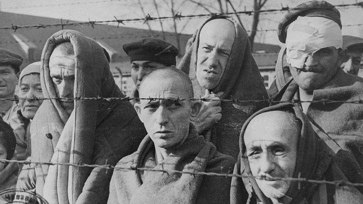 UNA FOTO de un documental sobre la liberación  de Auschwitz en 1945.