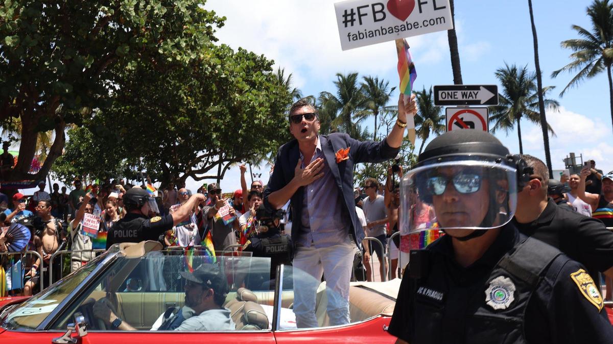 Fabián Basabe piden comprensión mientras la multitud se gira en señal de protesta. El domingo 16 de abril de 2023, empresas, organizaciones municipales, locales y LGBTQ+ desfilaron hacia el norte por Ocean Drive durante el desfile del Orgullo en vista de los proyectos de ley anti-LGBTQ+ en la legislatura de la Florida este año.