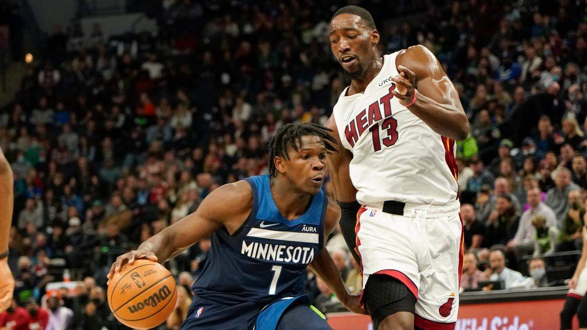 El delantero de los Timberwolves, Anthony Edwards (1), enfrenta al centro del Heat, Bam Adebayo, el miércoles 24 de noviembre de 2021 en Minneapolis.