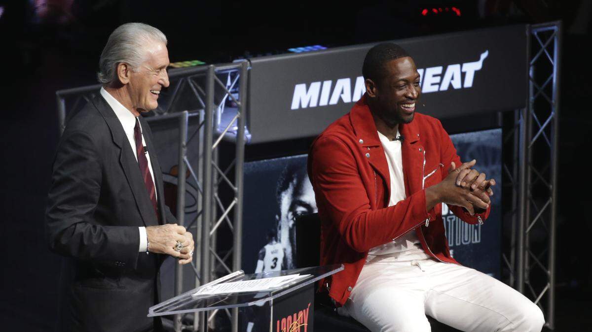El exjugador del Heat Dwyane Wade y el presidente del equipo Pat Riley durante un homenaje al estelar escolta, el 21 de febrero de 2020 en Miami.
