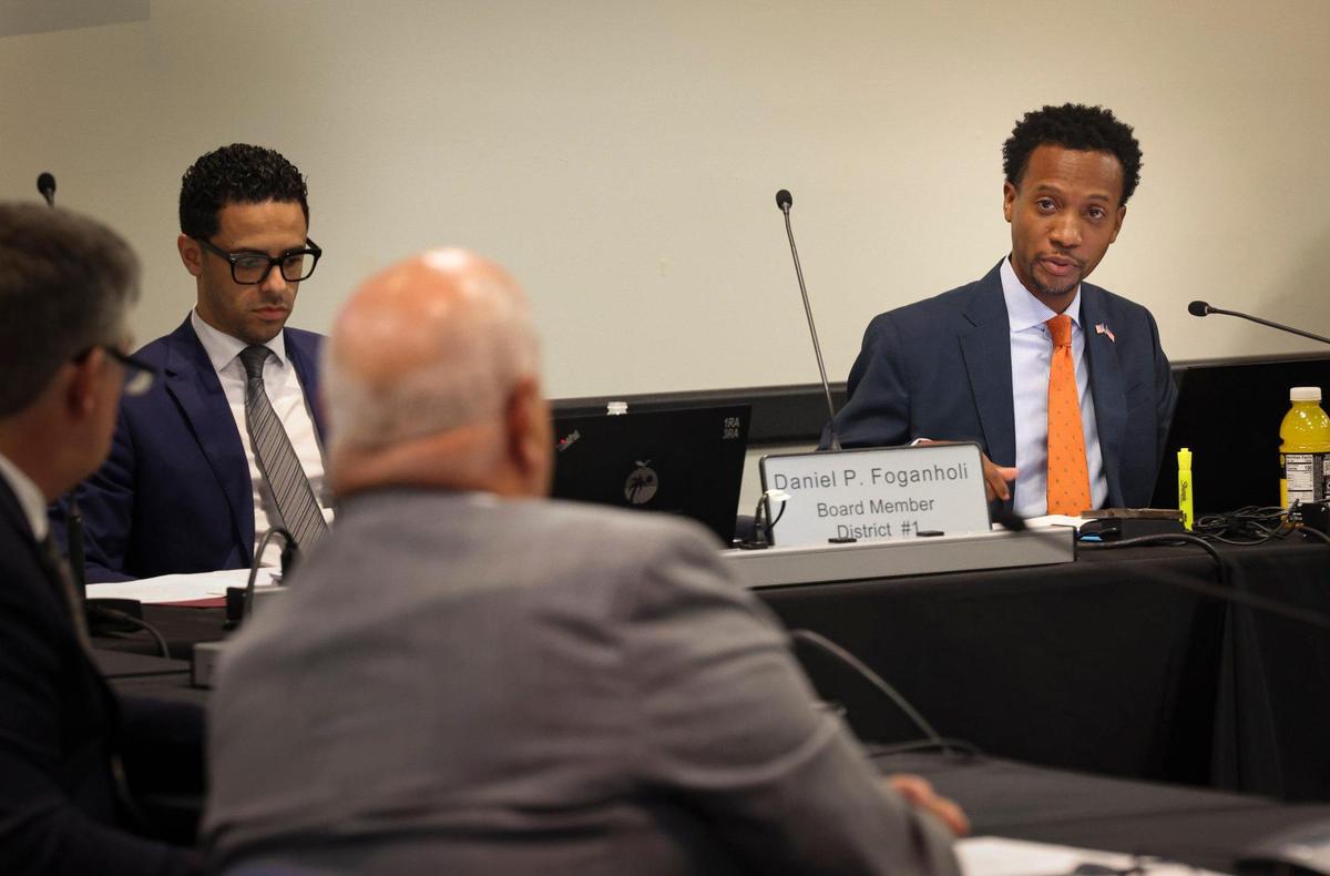 Torey Alston, Distrito 2, derecha, se dirige a la empresa de búsqueda independiente que trabaja con recursos humanos para encontrar candidatos para un nuevo superintendente durante la reunión de la Junta Escolar del Condado Broward, el martes 2 de mayo de 2023, en el downtown de Fort Lauderdale.