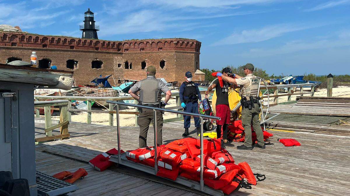 Migrantes cubanos retenidos en el Parque Nacional Dry Tortugas el miércoles 4 de enero de 2023. La Guardia Costera envió a 337 migrantes cubanos del parque nacional a Cayo Hueso el 5 de enero de 2023 para su procesamiento.