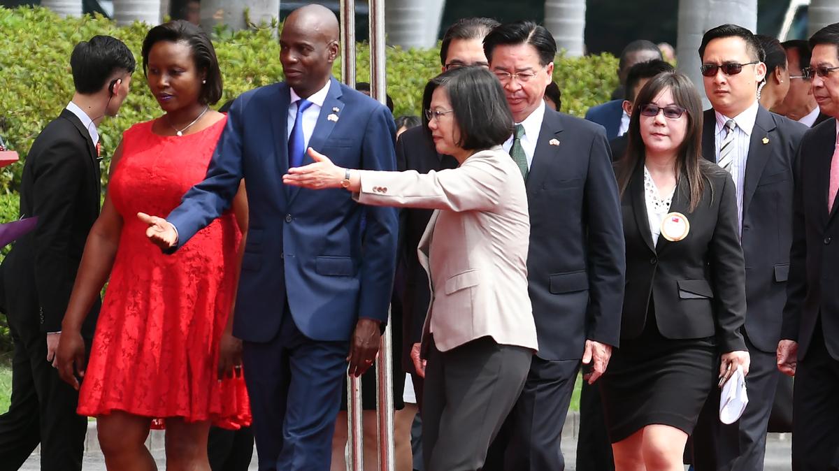 Visiting Haiti President Jovenel Moise (third left) and his wife, Martine Marie Etienne Joseph (second left), walk with Taiwan President Tsai Ing-wen, center, during a welcoming ceremony in front of the Presidential Palace in Taipei on May 29, 2018.