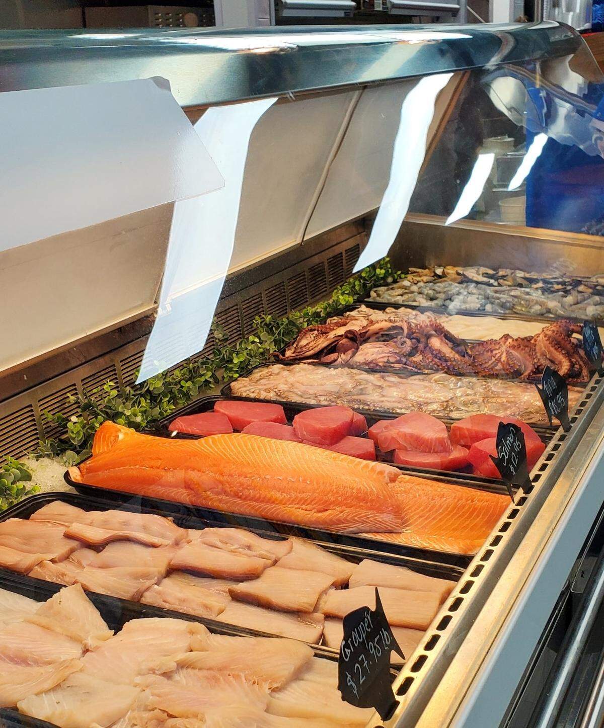 Algunos de los pescados que se ofrecen en FreshCo Fish Market & Grill en el nuevo local de Hammocks.