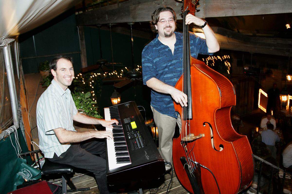 Jon Rose and Jamie Ousley play at Perricone’s.