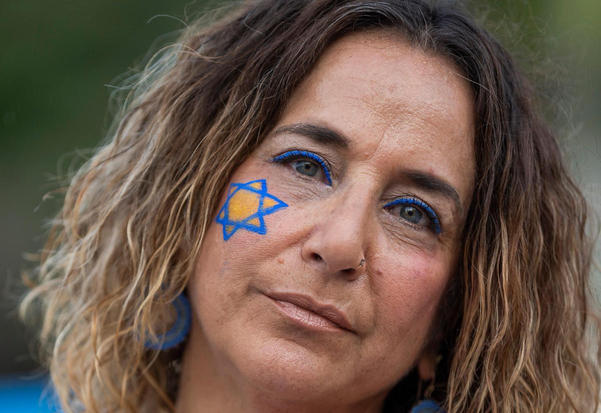 Lori Rosichan, de 53 años, asiste a una manifestación en el Memorial del Holocausto, el martes 10 de octubre de 2023, en Miami Beach, Florida. La gente acudió al acto, organizado por la Greater Miami Jewish Federation, para mostrar su solidaridad con Israel después de que militantes de Hamás lanzaran un ataque mortal contra el país desde Gaza.