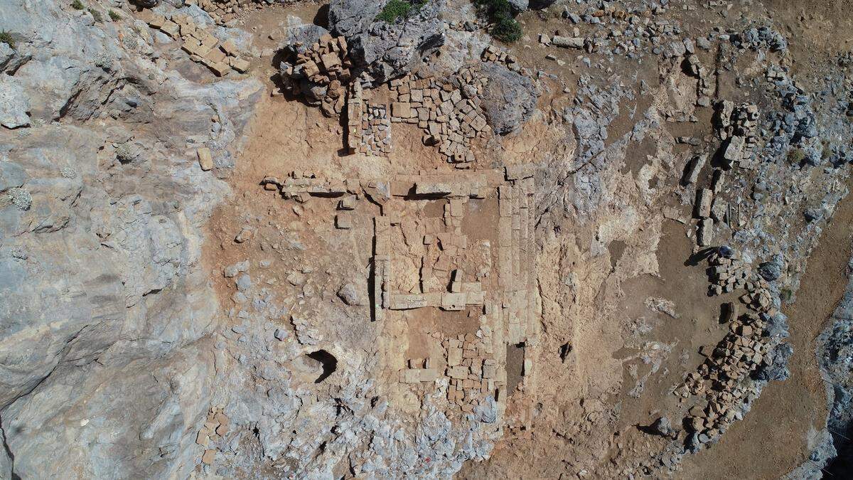 Una vista de las ruinas del templo desde arriba.