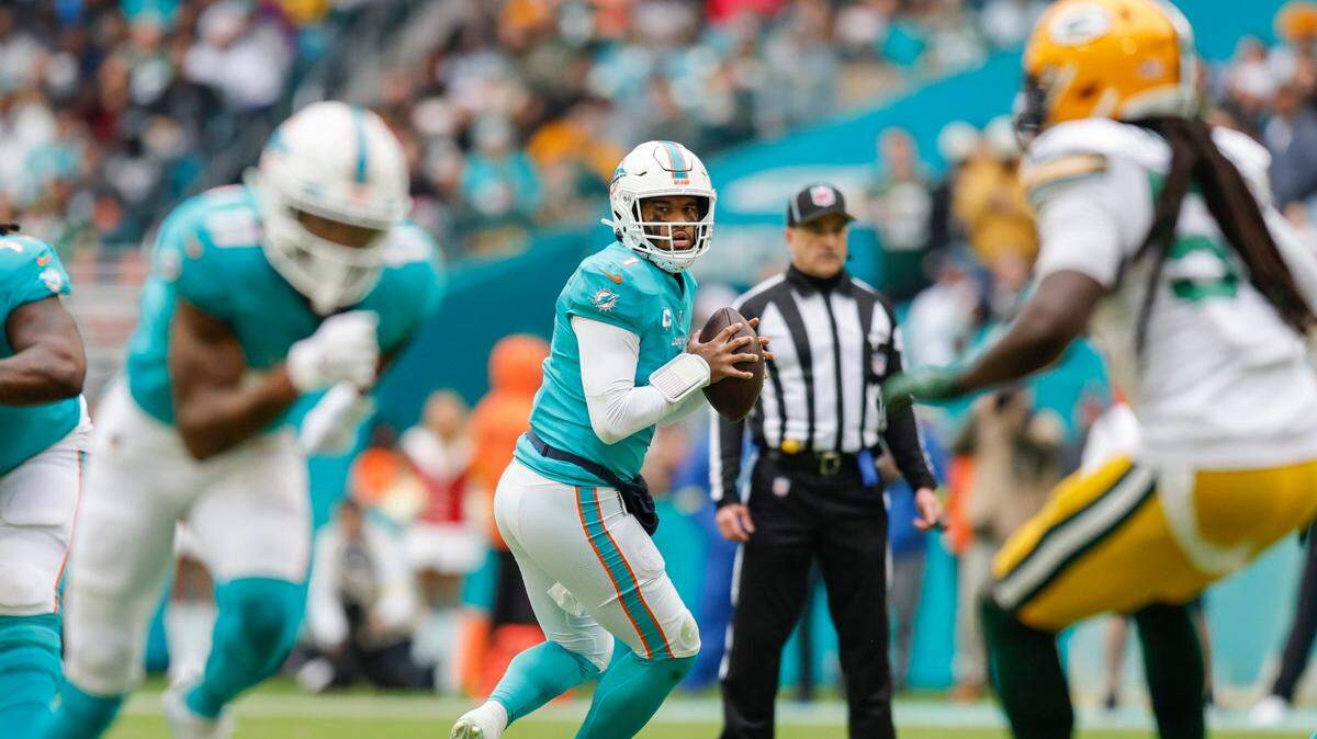Miami Dolphins quarterback Tua Tagovailoa (1) sets up to pass in the second quarter against the Green Bay Packers at Hard Rock Stadium in Miami Gardens, Florida on Sunday, December 25, 2022.