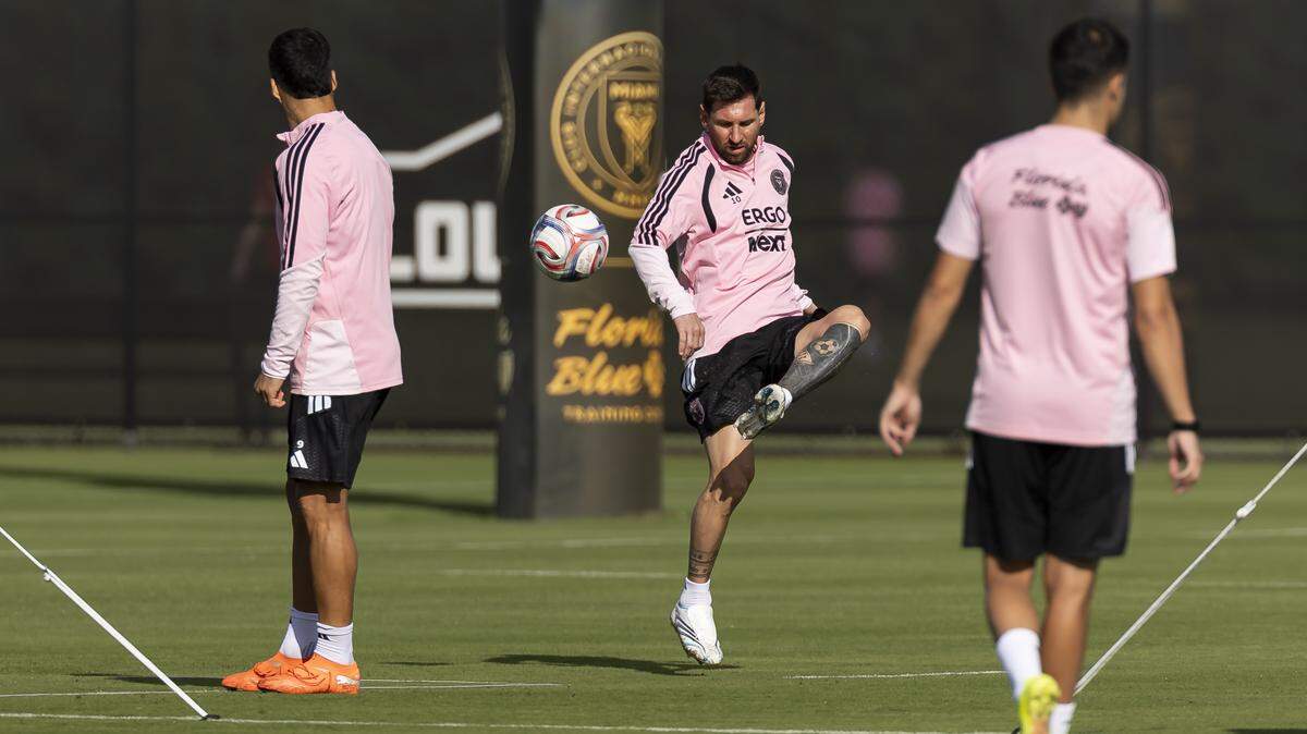 Inter Miami forward Lionel Messi (10) kicks the ball during a team practice at the Florida Blue Training Center on Saturday, Jan. 17, 2026, in Fort Lauderdale, Fla.