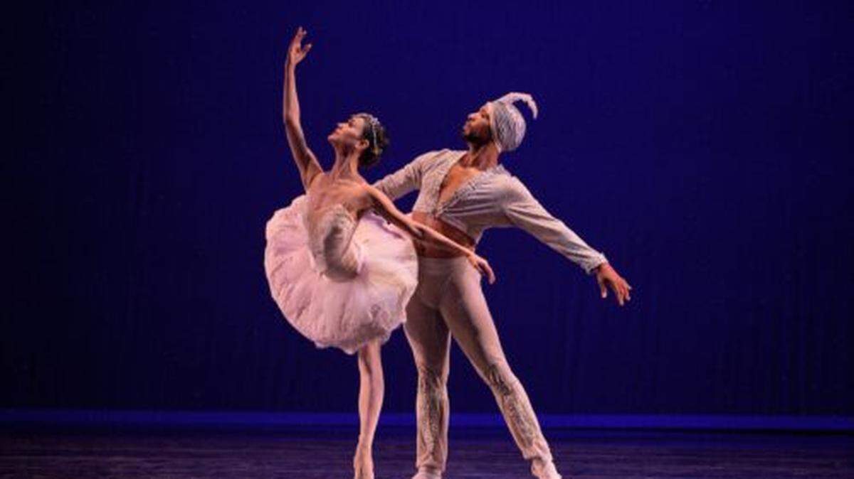 Gretel Batista and Ihosvany Rodriguez in ‘La Bayadera’,’ one of the works included in the program.