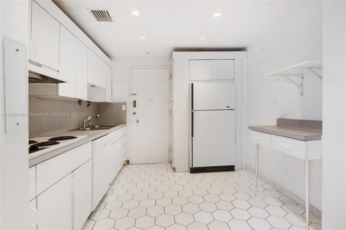 The Mid-Beach apartment offers a galley-style kitchen. Although there’s space to move around, the renter has limited counter space.