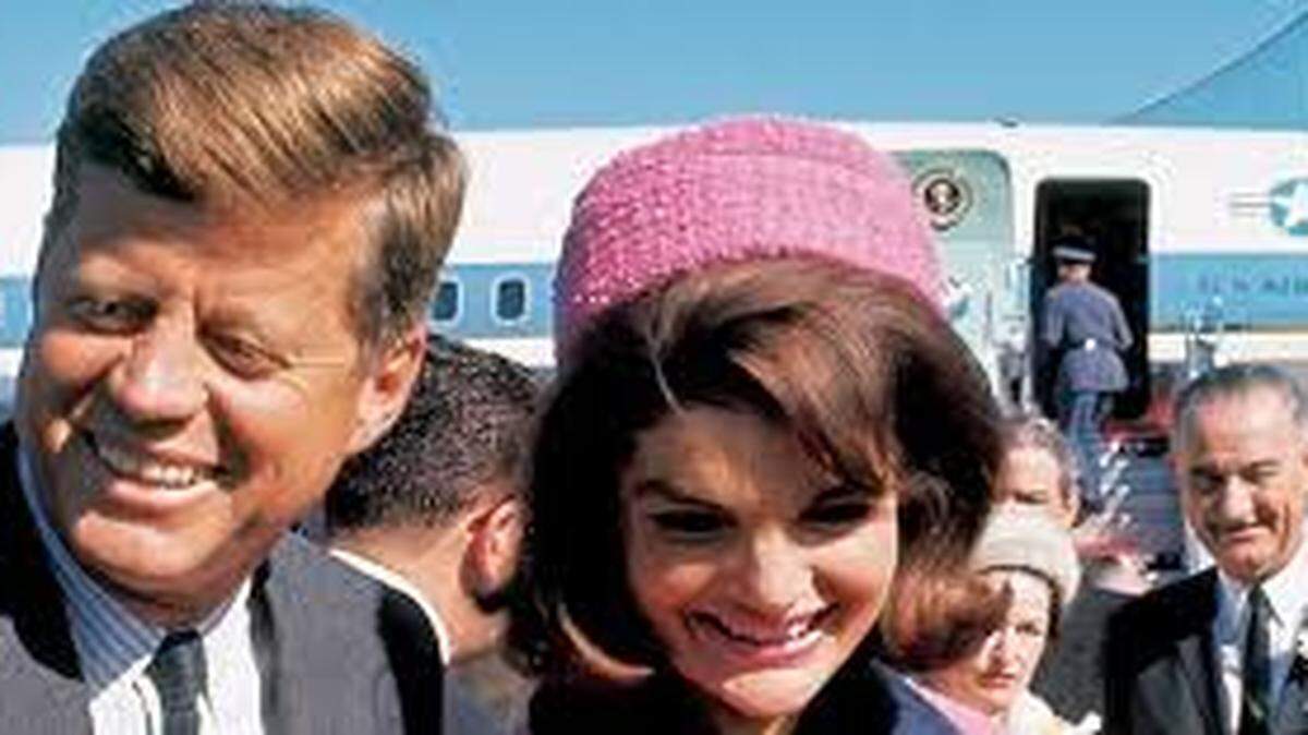 El presidente John F. Kennedy y la primera dama Jackie Kennedy llegan a al Aeropuerto Dalla Love Field el 22 de noviembre de 1963.