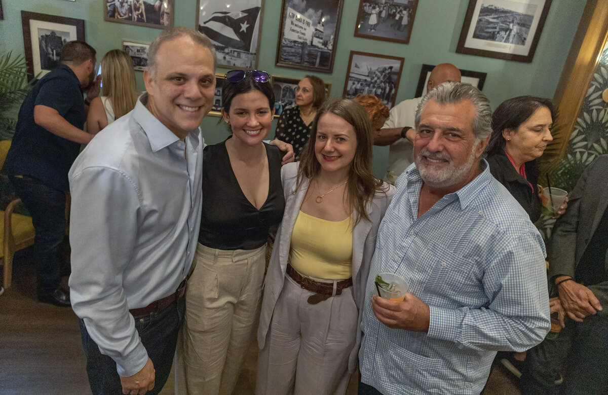 De izquierda a derecha: el ex periodista del Miami Herald Carlos Frías, la editora del Miami Herald Gabby Amy Reyes y Felipe Vals —propietario del restaurante Versailles— compartieron en la barra de “Muerto de risa – El óltimo Show de Álvarez Guedes”, un cabaret de comedia inmersivo que rinde homenaje al “Padrino de la comedia latina”.