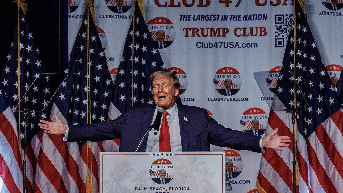 El ex presidente Donald Trump reacciona mientras habla en un evento organizado por el pro-Trump Club 47 USA, en el Centro de Convenciones de West Palm Beach, el miércoles 11 de octubre de 2023.