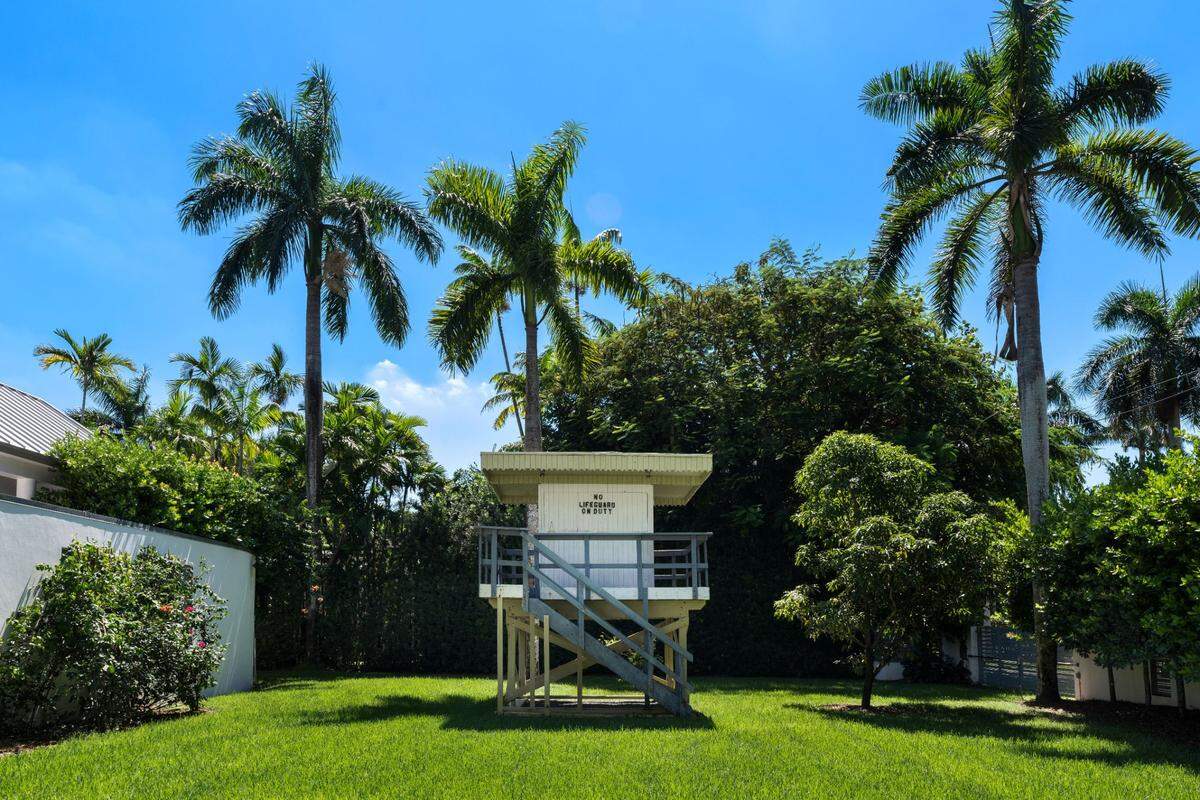 Lifeguard station at 8505 SW 52nd Avenue in Miami