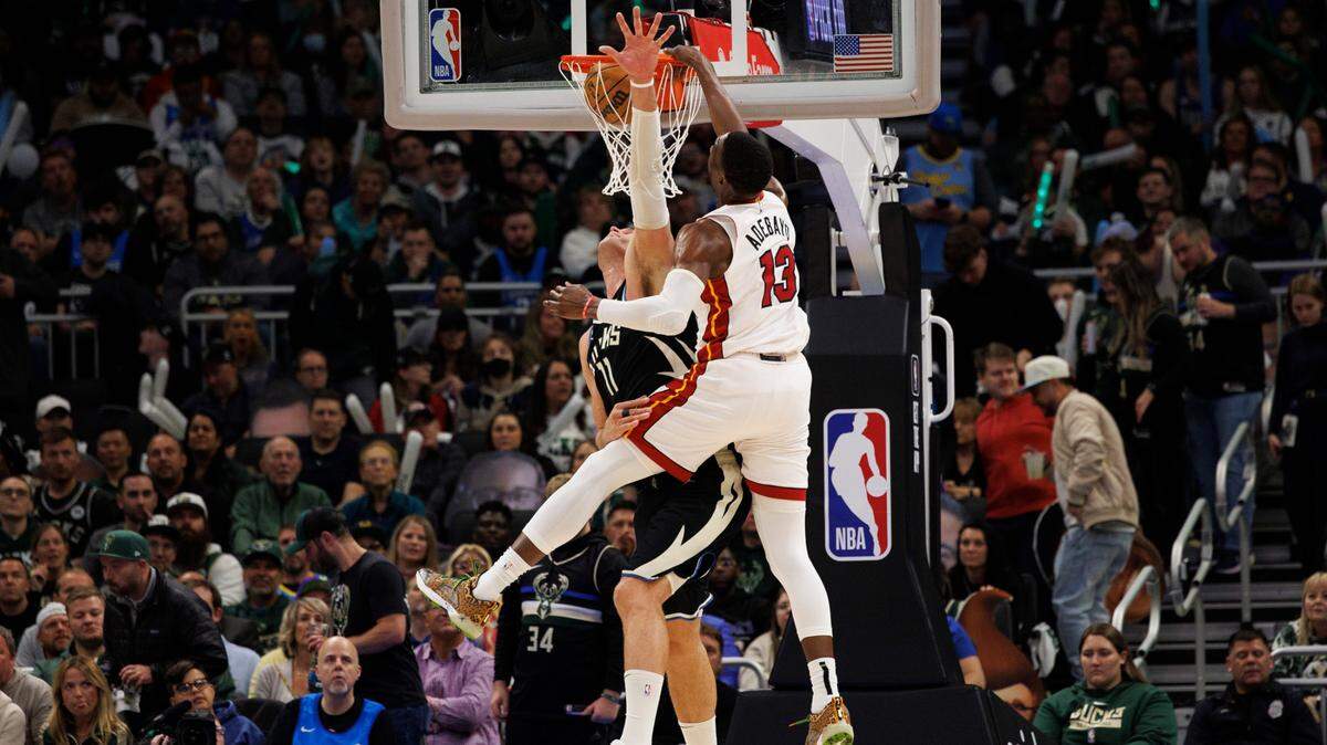 El centro de los Miami Heat, Bam Adebayo (13), clava el balón haciendole un poste al centro de los Milwaukee Bucks, Brook Lopez (11), en el segundo juego de los Playoffs de la NBA de 2023 en el Fiserv Forum.