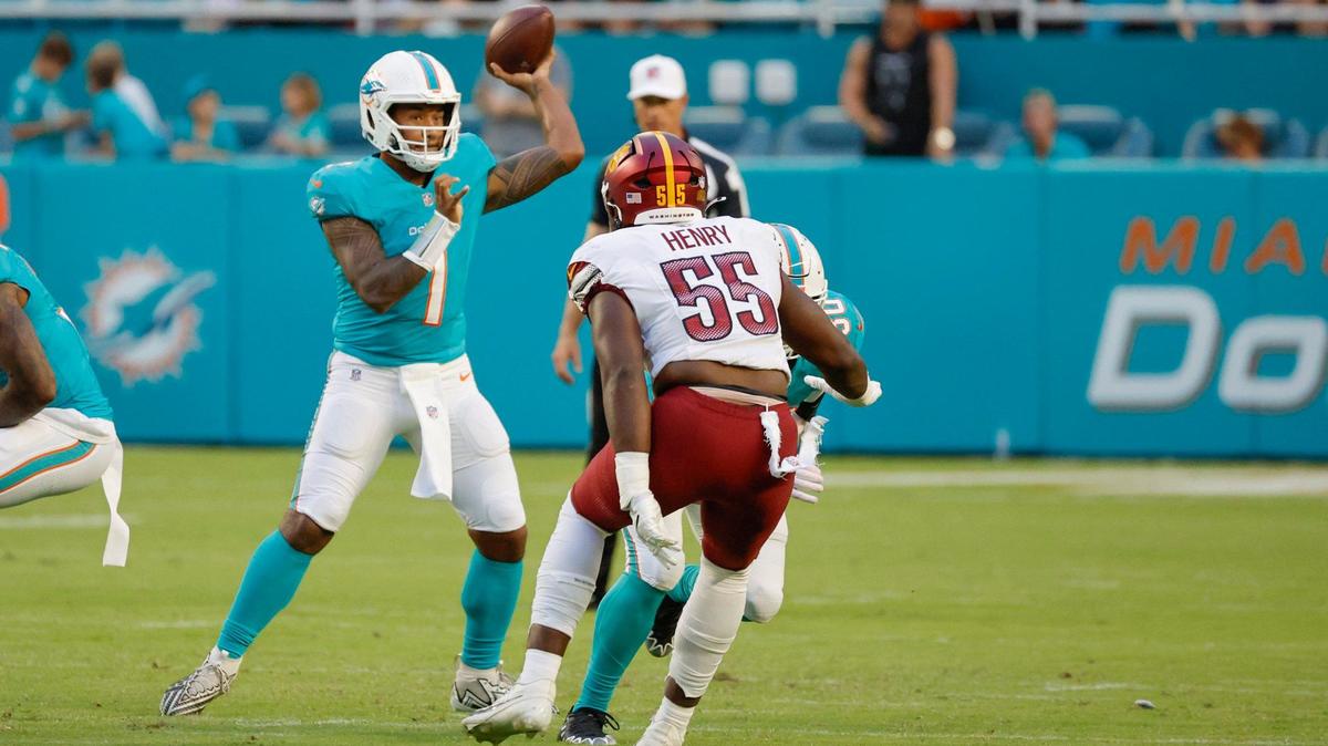 El quarterback de los Miami Dolphins, Tua Tagovailoa (1), busca pasar en el primer cuarto contra los Washington Commanders en el Hard Rock Stadium en Miami Gardens, Florida, el sábado 17 de agosto de 2024.