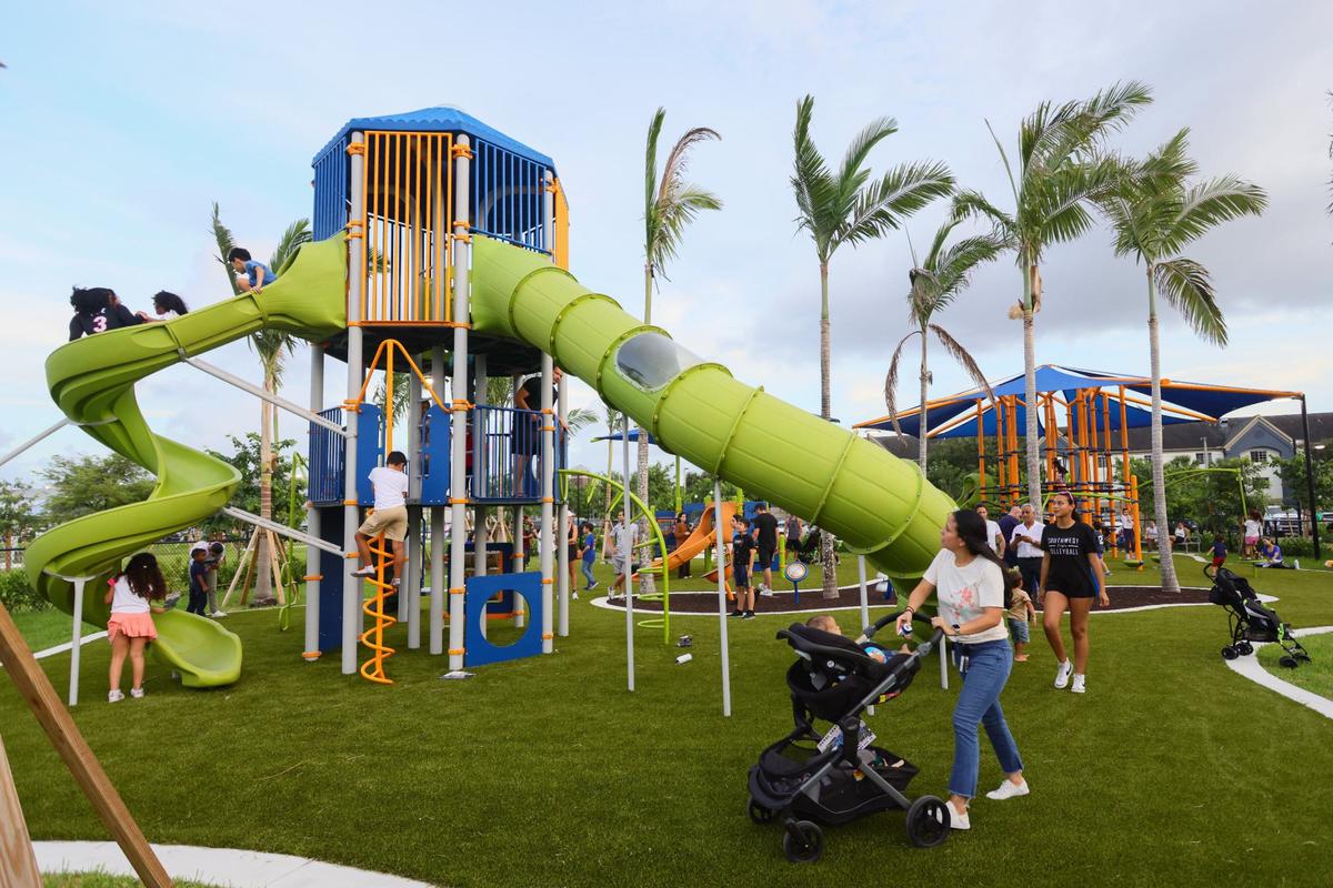 Los niños disfrutan de parque de juegos infantiles del Doral Central Park, el parque más grande la ciudad con una extensión de 78 acres, que abrió sus puertas el lunes 26 de agosto, ubicado en 3005 NW 92nd Ave.