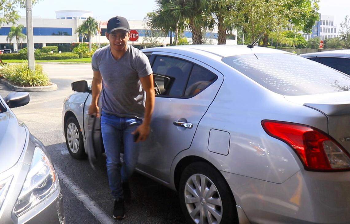 Adrian Silva de 21 años y conductor de UberEats, recoge un pedido en Super Smoothie, en Miami el 25 de junio de 2019.