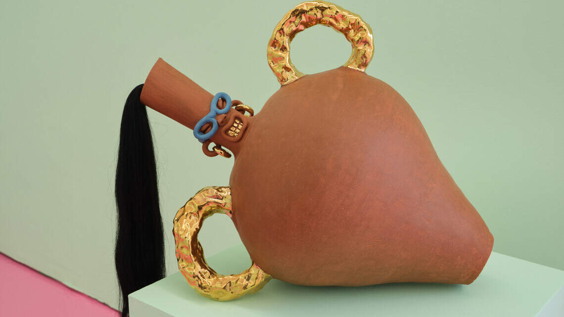 Este artista de Miami crea un mundo de ensueño nicaragüense con terracota y oro en su exposición