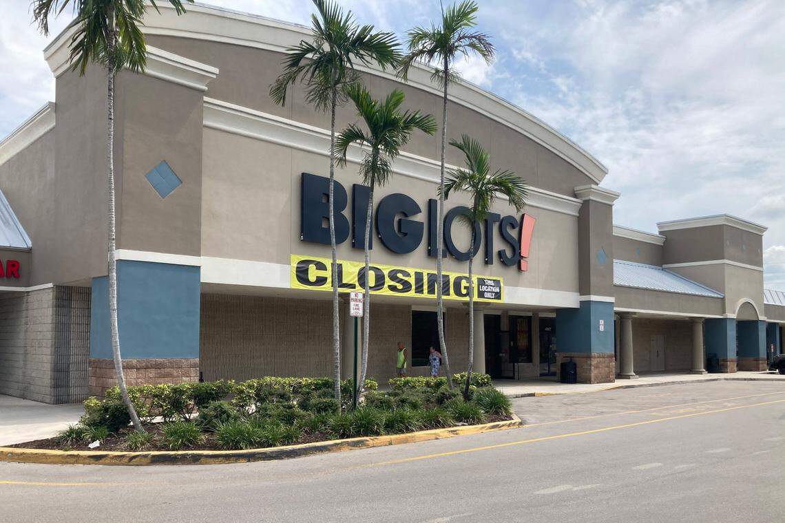 Una pancarta cuelga sobre la entrada de una tienda Big Lots en Coconut Creek, Florida, anunciando que la tienda está a punto de cerrar. La cadena de tiendas de descuento cerrará todas sus sucursales después de fracasar un acuerdo para salvar a la empresa de la quiebra.