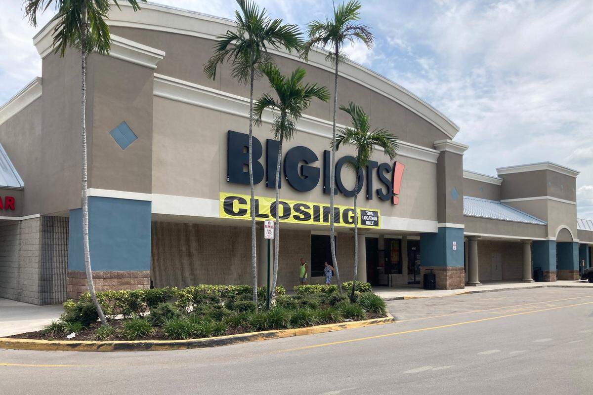 A banner hangs above the entrance at a Big Lots store in Coconut Creek, Florida, announcing the store is about to close. The discount retailer will close all its locations after a deal to save the company from bankruptcy collapsed.