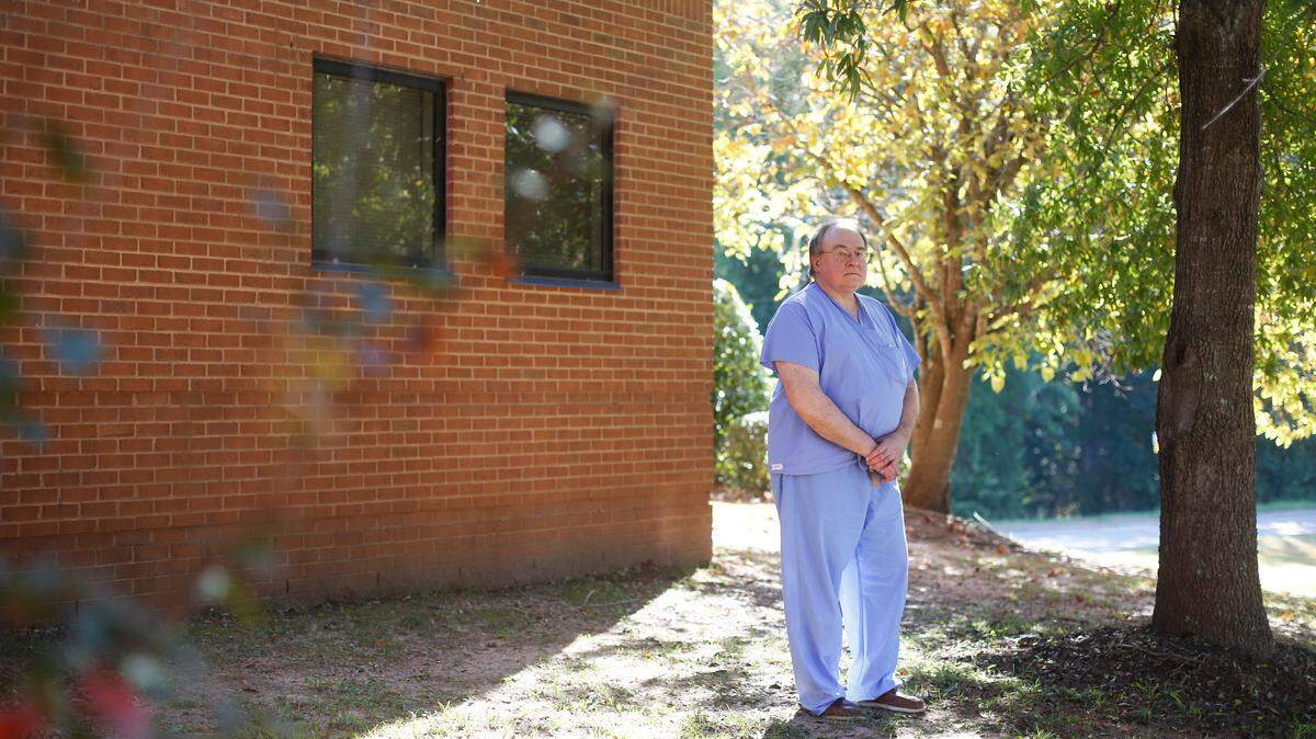 “Si pudiera retroceder 30 años, no sería médico”, dice el Dr. Andrew Bush, cuyo consultorio, Central Carolina Orthopaedic Associates, opera en Sanford, Carolina del Norte. “Mirando hacia atrás en la vida, esta fue la elección equivocada”. (Eamon Queeney para KHN)
