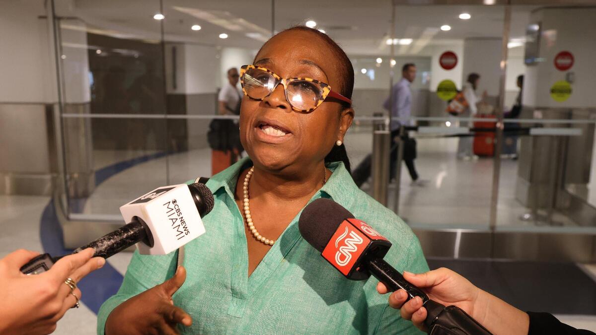 Carline Allen along y otros haitianos llegan el lunes desde Haití a Miami,