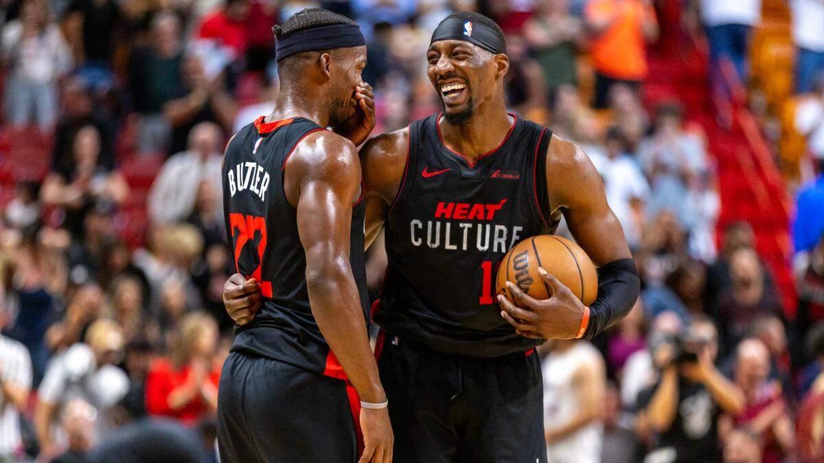 Los jugadores del Heat Bam Adebayo (der.) y Jimmy Butler conversan durante el encuentro ante los Nets de Brooklyn, celebrado el 16 de noviembre de 2023 en Miami.