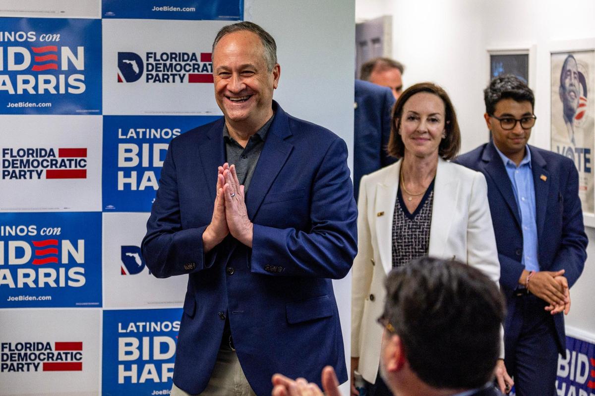 Doug Emhoff, esposo de la vicepresidenta Kamala Harris, reacciona a los aplausos a su llegada a la inauguración de la Oficina del Caucus Hispano Demócrata de Miami-Dade en Coral Gables, Florida, el miércoles 27 de marzo de 2024. La visita también destacó el lanzamiento del programa de vinculación latina de la campaña en la Florida.