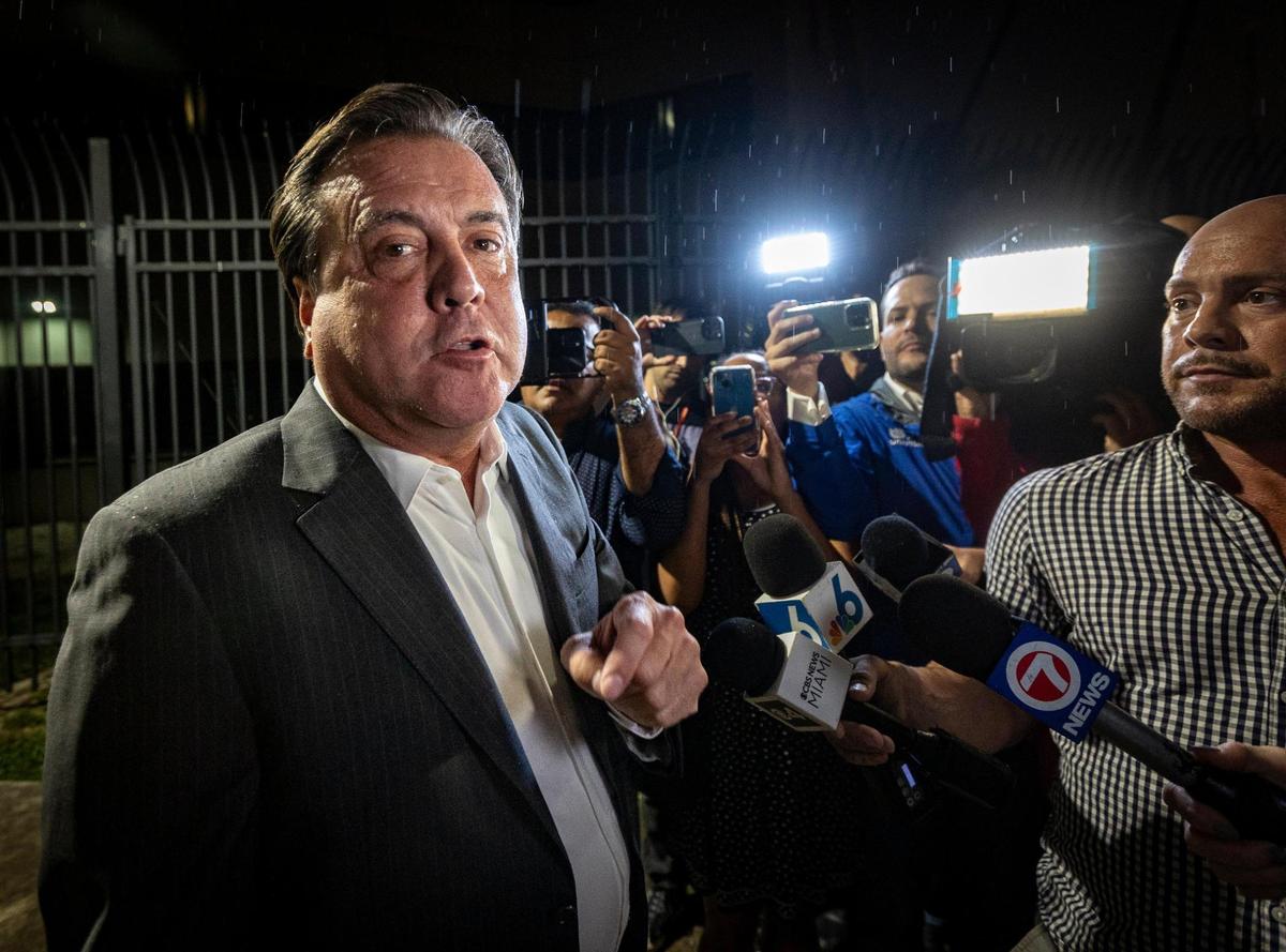 Un desafiante Alex Díaz de la Portilla, comisionado de la ciudad de Miami, habla con los reporteros después de salir bajo fianza del centro de detención TGK tras su arresto.