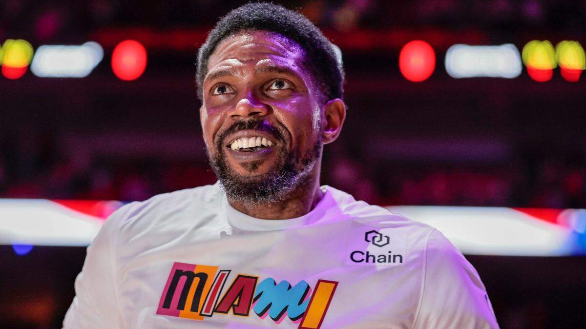 El capitán del Miami Heat, Udonis Haslem (40), escucha el Himno Nacional antes del comienzo del partido contra los Charlotte Hornets en el Miami-Dade Arena en Miami, el 12 de noviembre de 2022.