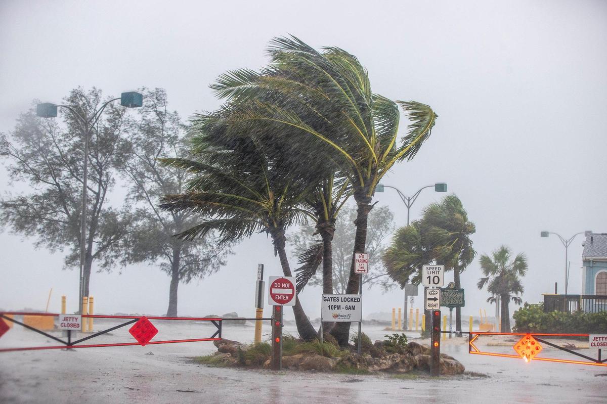 Las puertas se cierran a la entrada de la playa en Venice, Florida, mientras Ian, un huracán posiblemente de categoría 5, se acerca a la costa oeste de la Florida, el miércoles 28 de septiembre de 2022